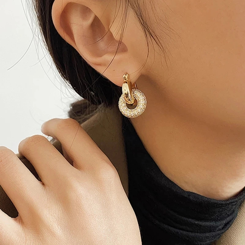 Boucles d’oreilles torsadées – style punk chic avec zircons brillants.