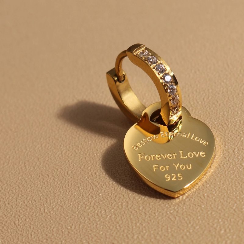 Boucles ORZEL cœur – Acier inoxydable & pendentif zircon.