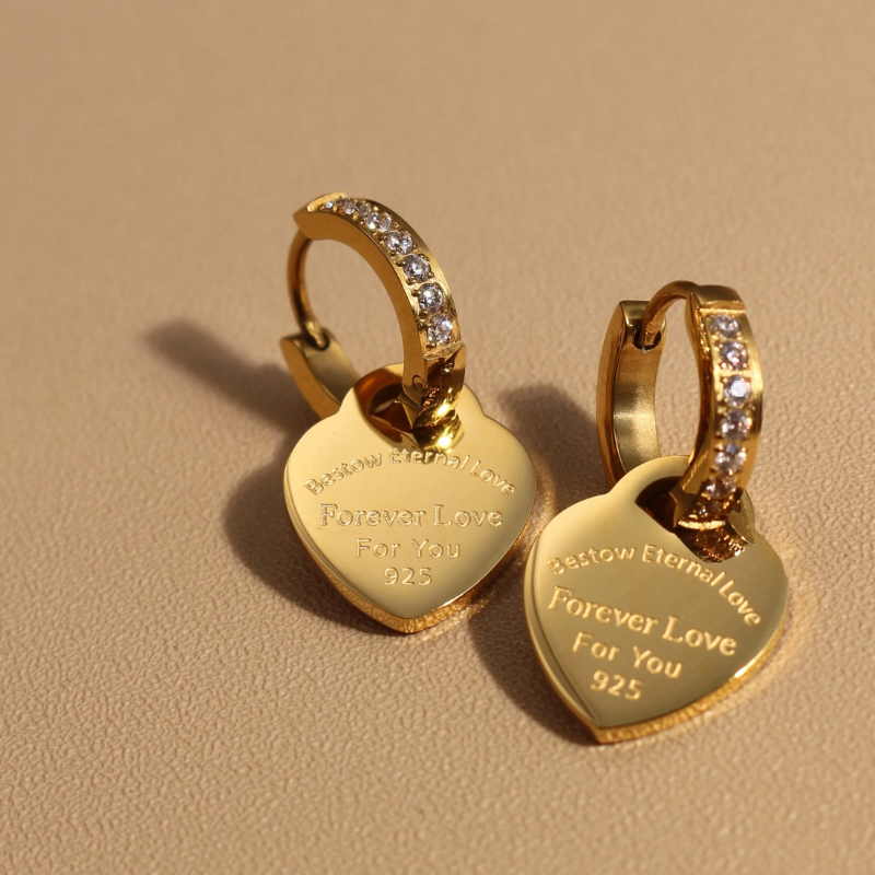 Boucles ORZEL cœur – Acier inoxydable & pendentif zircon.