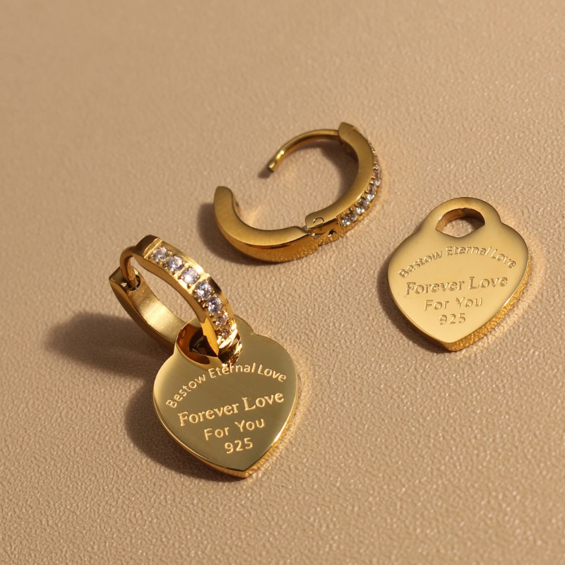 Boucles ORZEL cœur – Acier inoxydable & pendentif zircon.