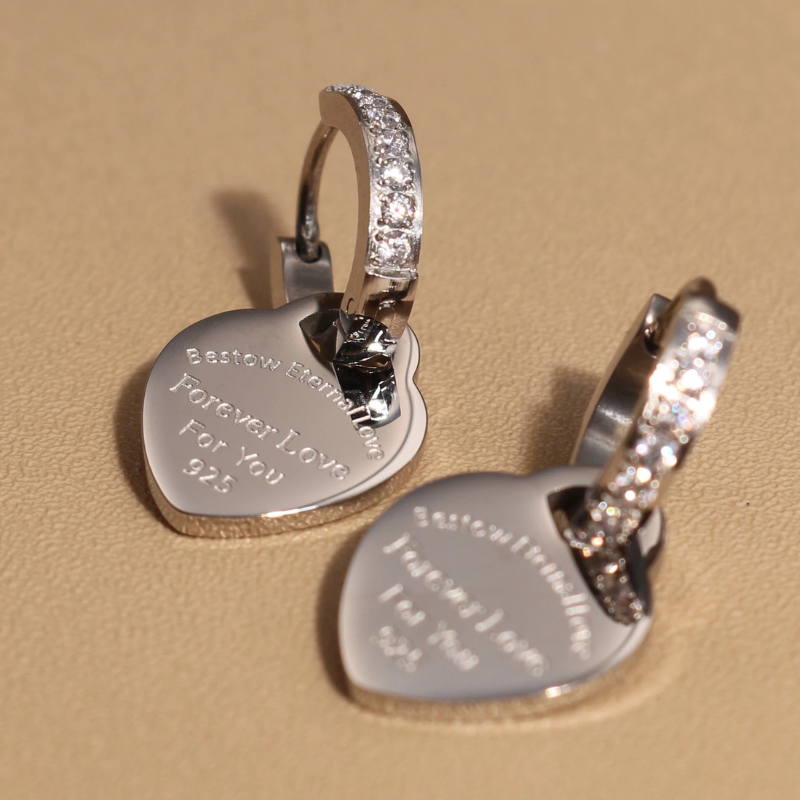 Boucles ORZEL cœur – Acier inoxydable & pendentif zircon.