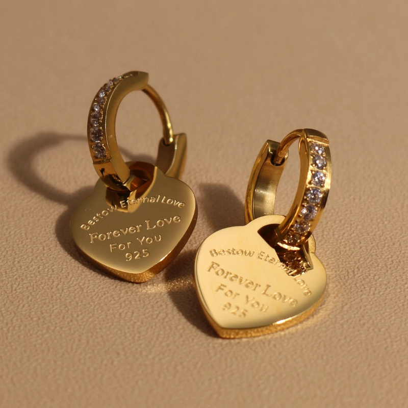 Boucles ORZEL cœur – Acier inoxydable & pendentif zircon.