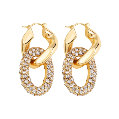 Boucles d’oreilles torsadées – style punk chic avec zircons brillants.