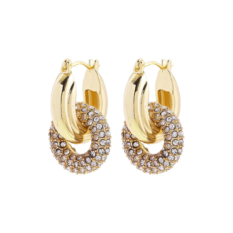 Boucles d’oreilles torsadées – style punk chic avec zircons brillants.