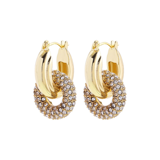 Boucles d’oreilles torsadées – style punk chic avec zircons brillants.