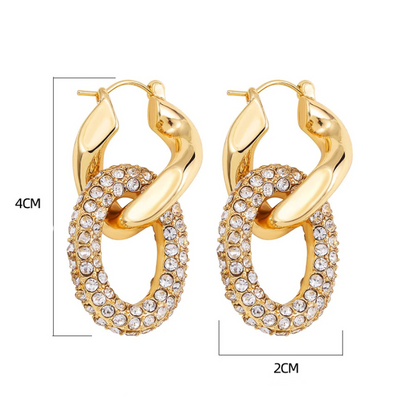 Boucles d’oreilles torsadées – style punk chic avec zircons brillants.