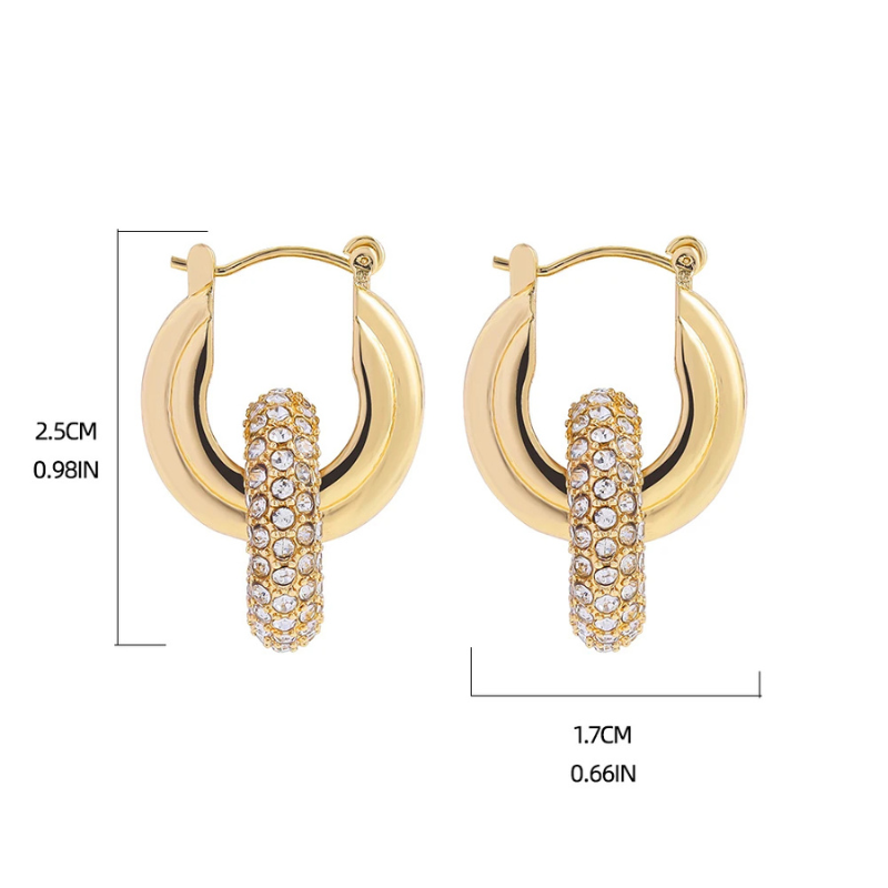 Boucles d’oreilles torsadées – style punk chic avec zircons brillants.