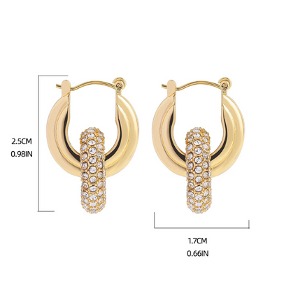 Boucles d’oreilles torsadées – style punk chic avec zircons brillants.