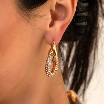 Boucles d’oreilles torsadées – style punk chic avec zircons brillants.