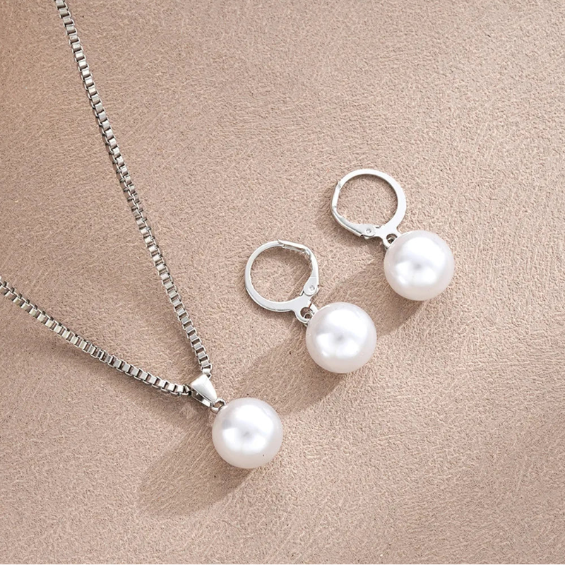 3 pièces – Collier pendentif et boucles d’oreilles perle avec strass.