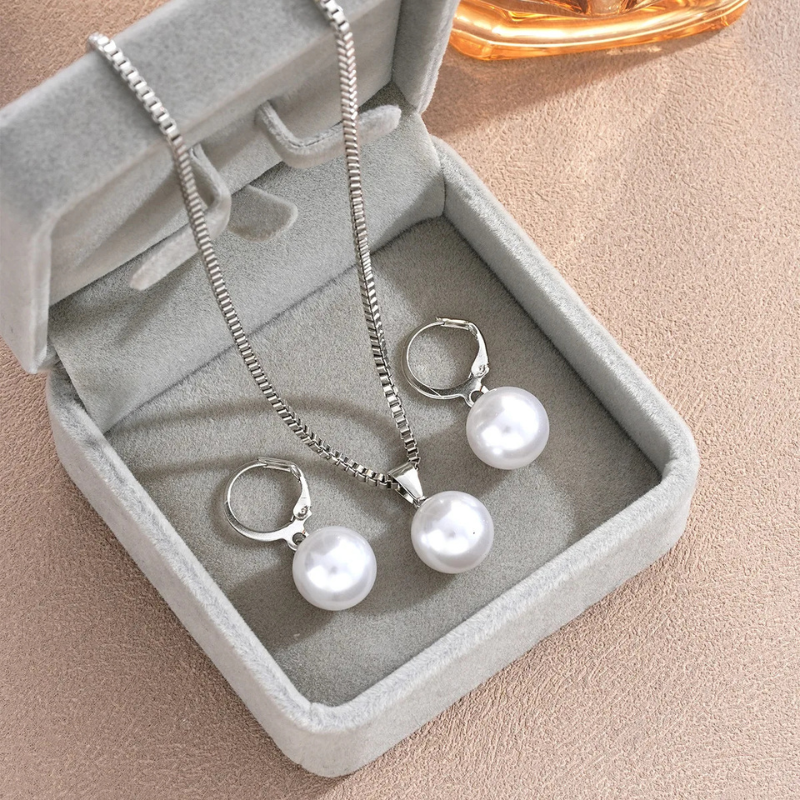3 pièces – Collier pendentif et boucles d’oreilles perle avec strass.