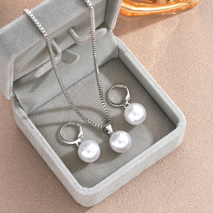 3 pièces – Collier pendentif et boucles d’oreilles perle avec strass.