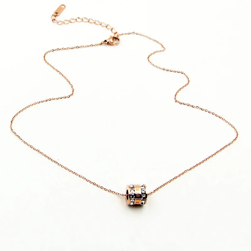 Collier double anneau – chiffres romains & zircons, acier titane or rose.