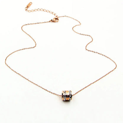 Collier double anneau – chiffres romains & zircons, acier titane or rose.