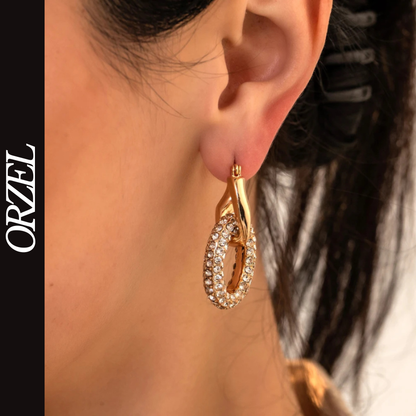 Boucles d’oreilles torsadées – style punk chic avec zircons brillants.