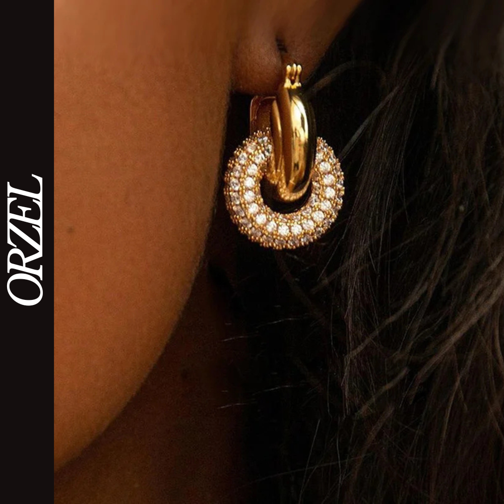 Boucles d’oreilles torsadées – style punk chic avec zircons brillants.