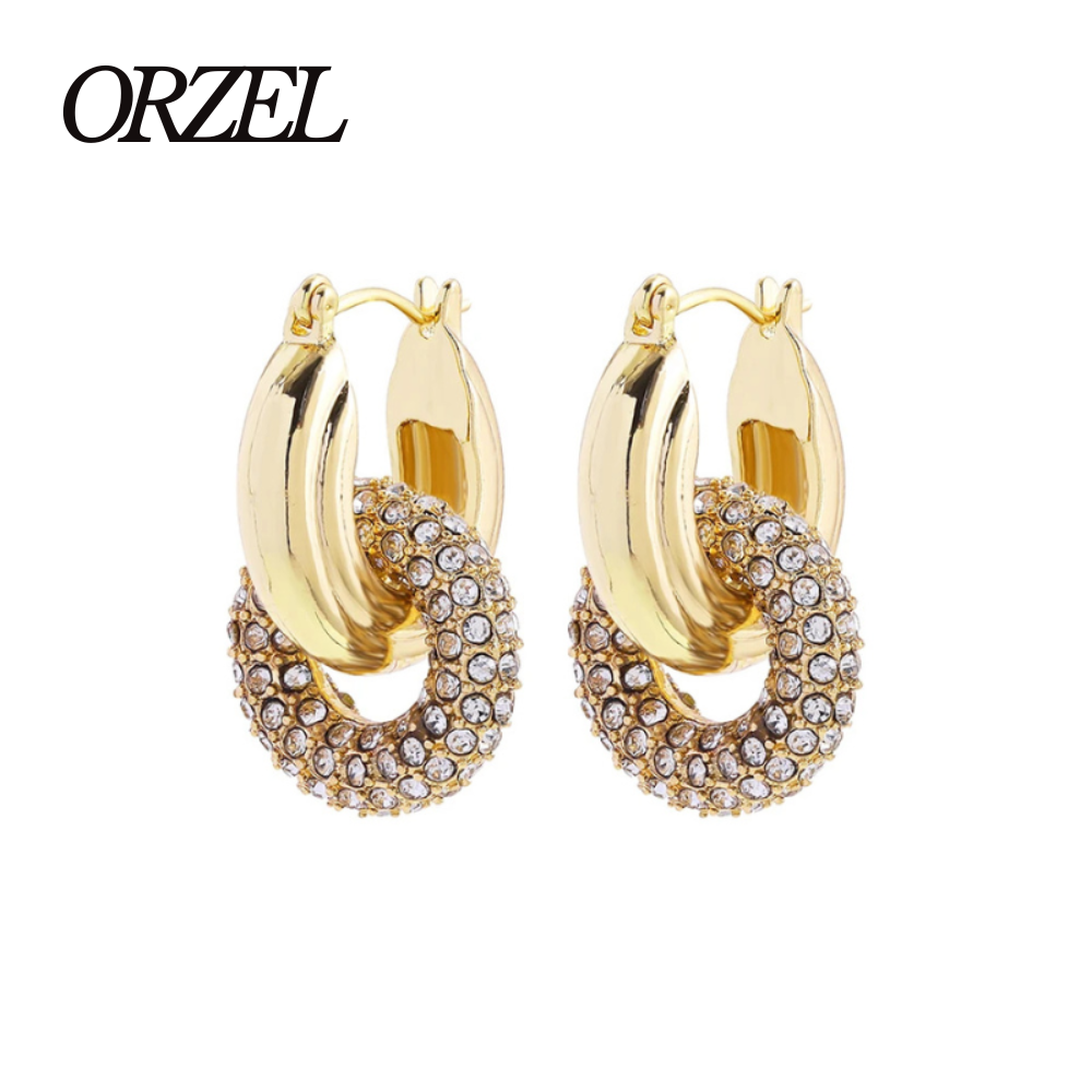 Boucles d’oreilles torsadées – style punk chic avec zircons brillants.
