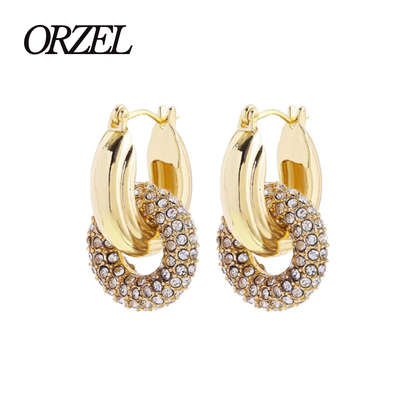 Boucles d’oreilles torsadées – style punk chic avec zircons brillants.