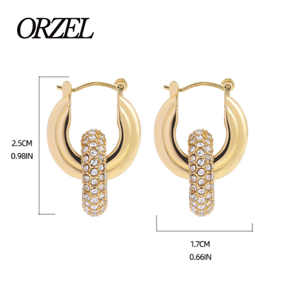 Boucles d’oreilles torsadées – style punk chic avec zircons brillants.
