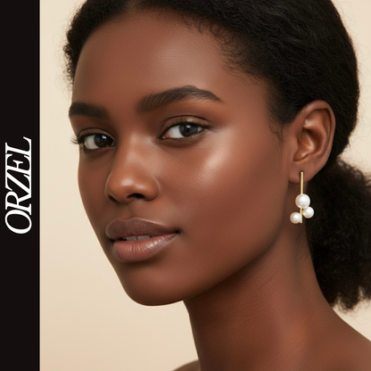 Boucles d’oreilles clous géométriques en argent 925 avec perle élégante.