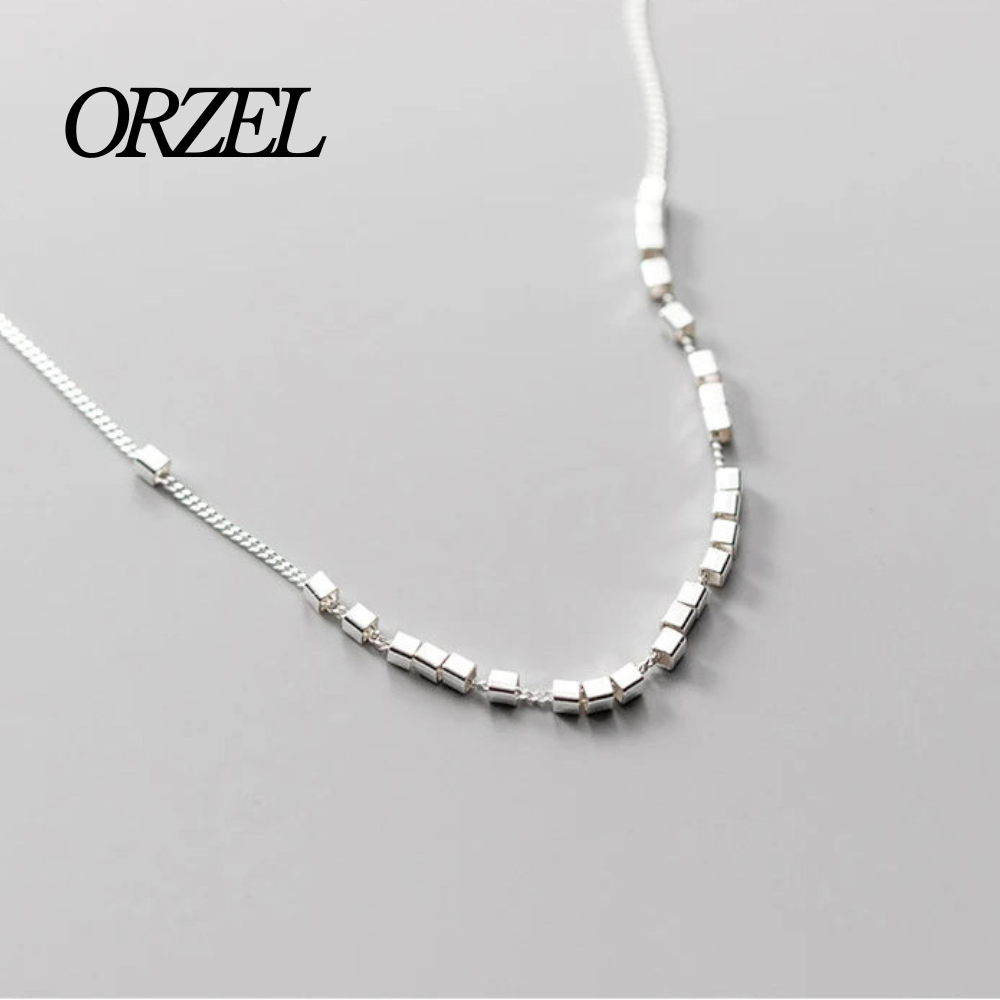 Collier scintillant en argent 925 avec chaîne à maillons et fermoir coulissant.