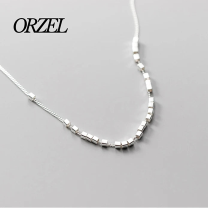 Collier scintillant en argent 925 avec chaîne à maillons et fermoir coulissant.