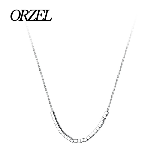 Collier scintillant en argent 925 avec chaîne à maillons et fermoir coulissant.