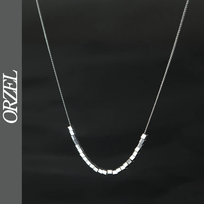 Collier scintillant en argent 925 avec chaîne à maillons et fermoir coulissant.