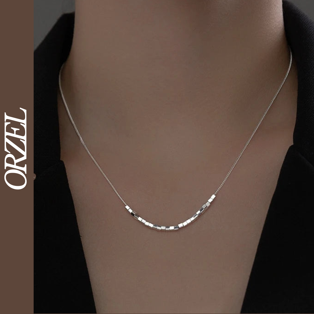 Collier scintillant en argent 925 avec chaîne à maillons et fermoir coulissant.