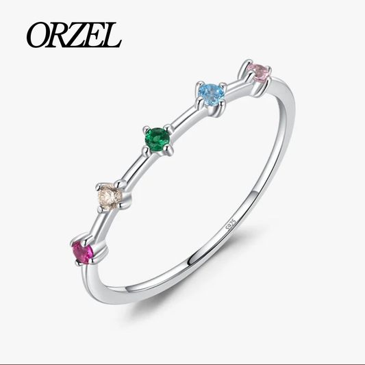 Bague cocktail empilable en argent 925 avec zircones arc-en-ciel.
