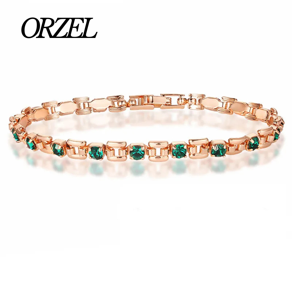 Bracelet chaîne en cuivre avec pierres vertes carrées.