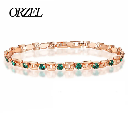 Bracelet chaîne en cuivre avec pierres vertes carrées.