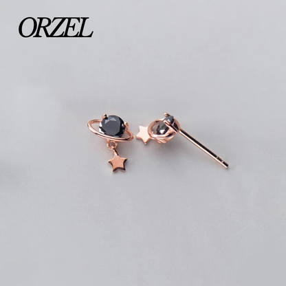 Boucles d’oreilles planète noire en argent 925 avec cristal scintillant.