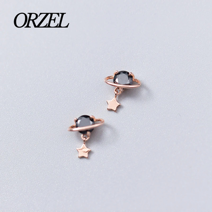 Boucles d’oreilles planète noire en argent 925 avec cristal scintillant.