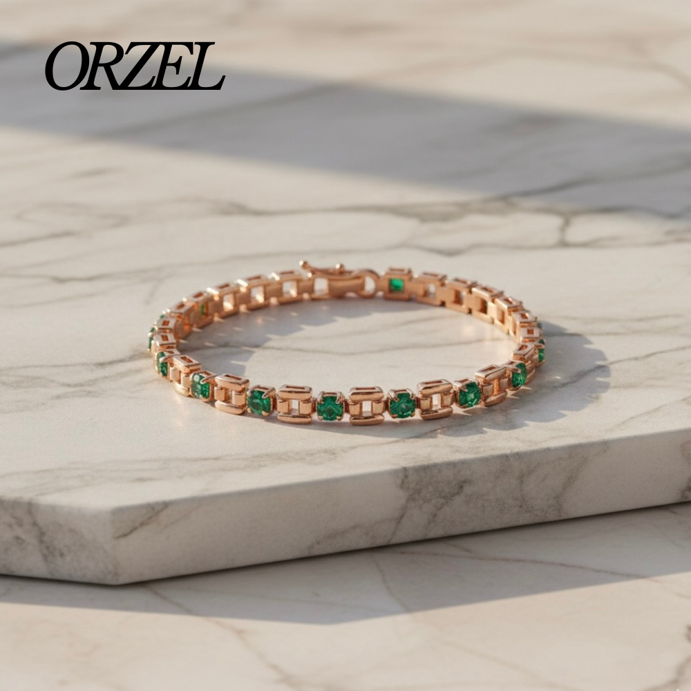 Bracelet chaîne en cuivre avec pierres vertes carrées.