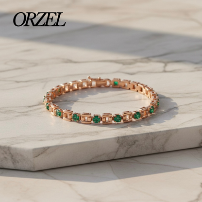 Bracelet chaîne en cuivre avec pierres vertes carrées.