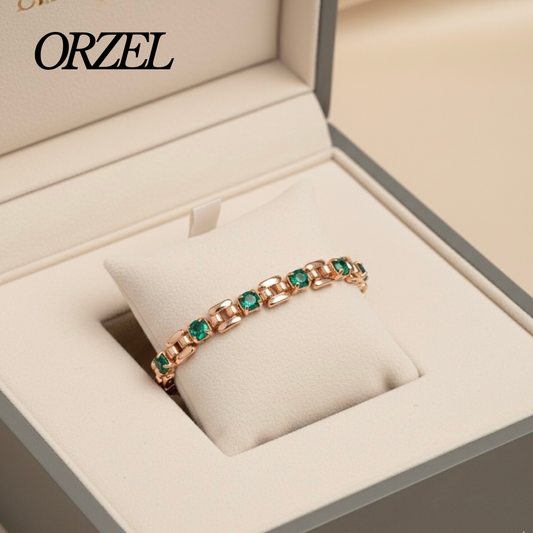 Bracelet chaîne en cuivre avec pierres vertes carrées.