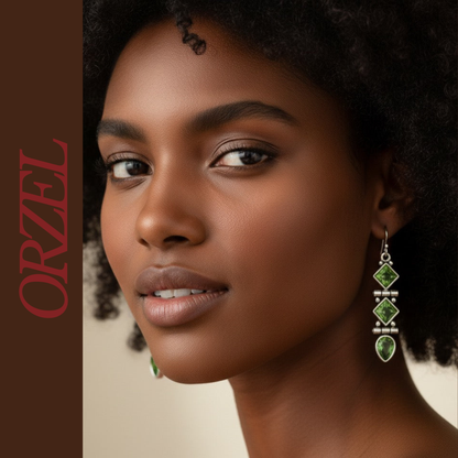 Boucles d’oreilles pendantes argentées avec pierres vertes géométriques.