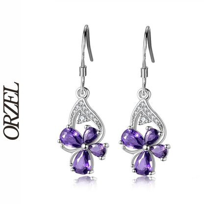 Boucles d’oreilles pendantes papillon en argent 925 avec pierres précieuses.