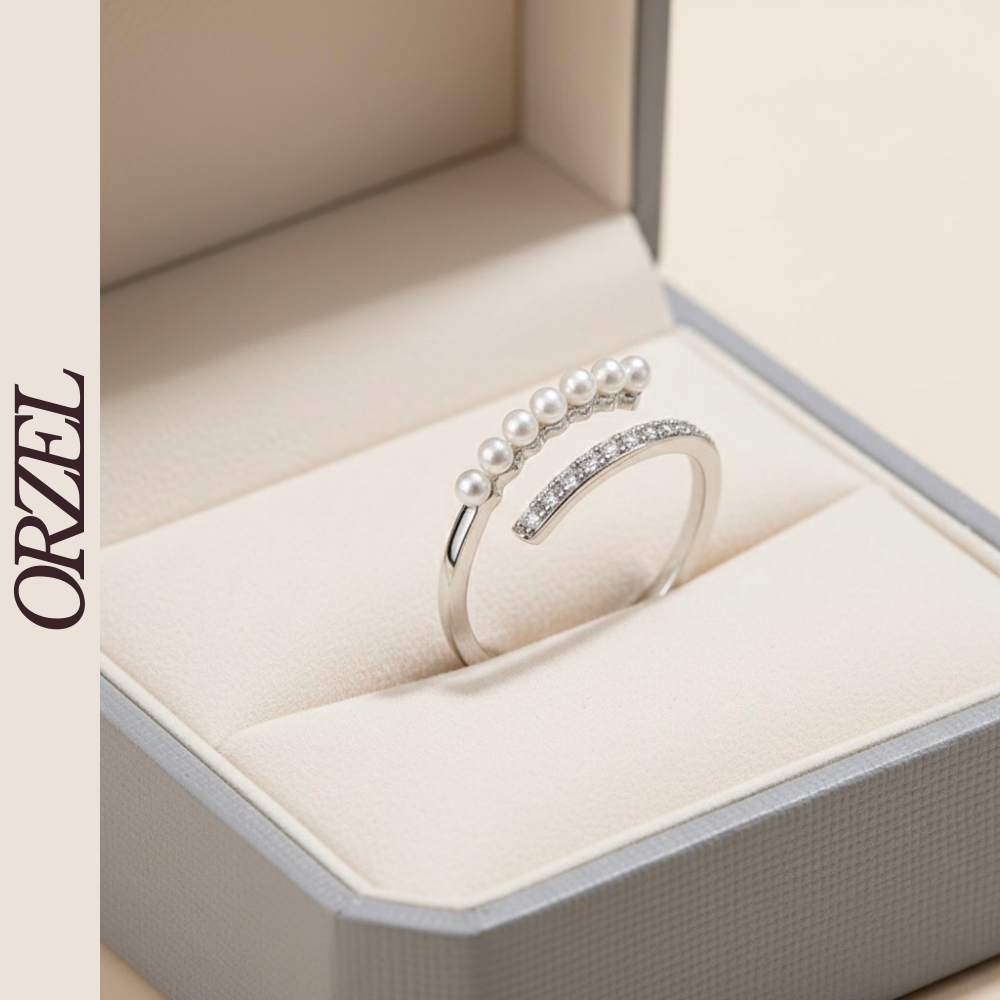 Bague ouverte dorée avec perles et cristaux.