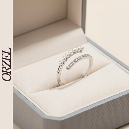 Bague ouverte dorée avec perles et cristaux.