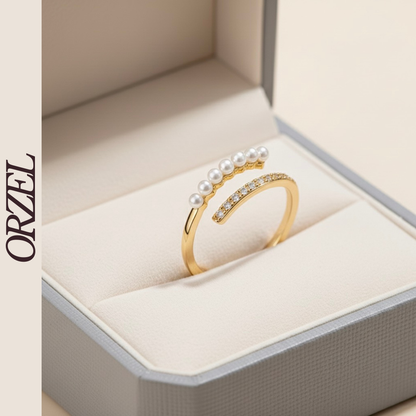 Bague ouverte dorée avec perles et cristaux.