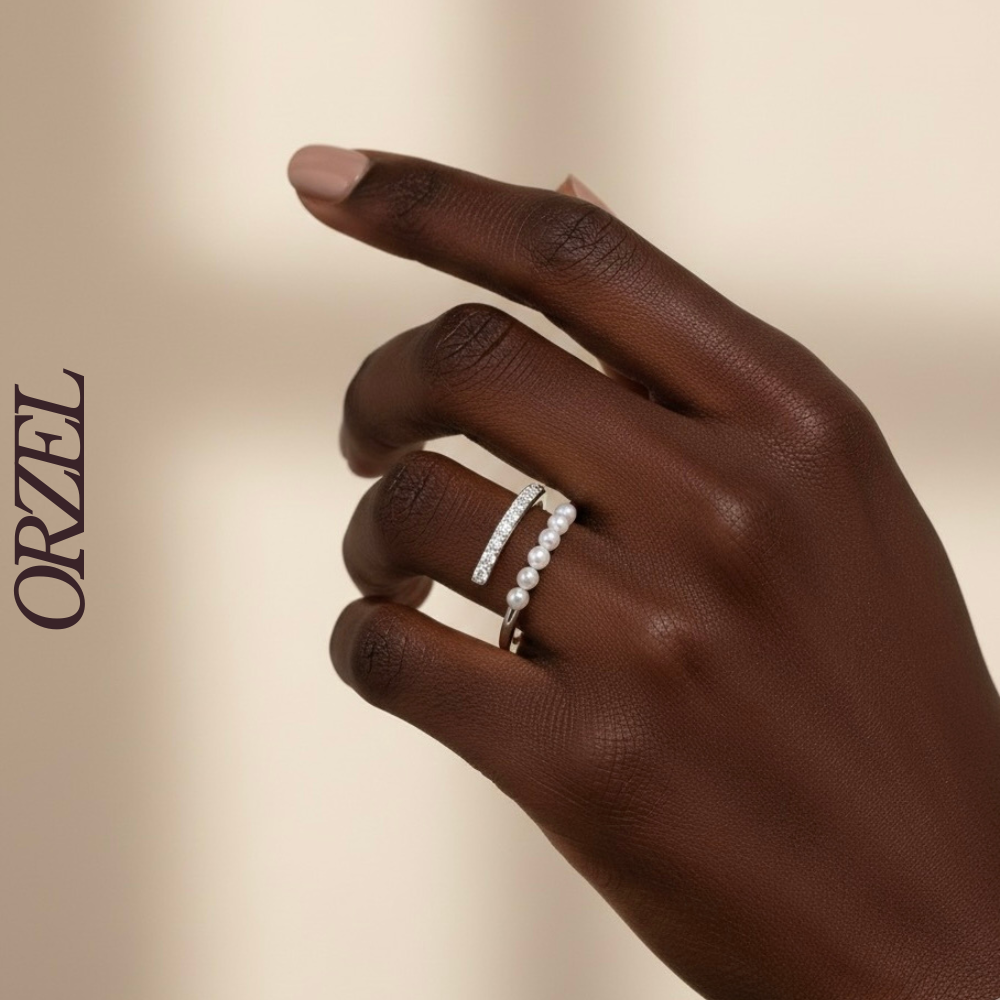 Bague ouverte dorée avec perles et cristaux.