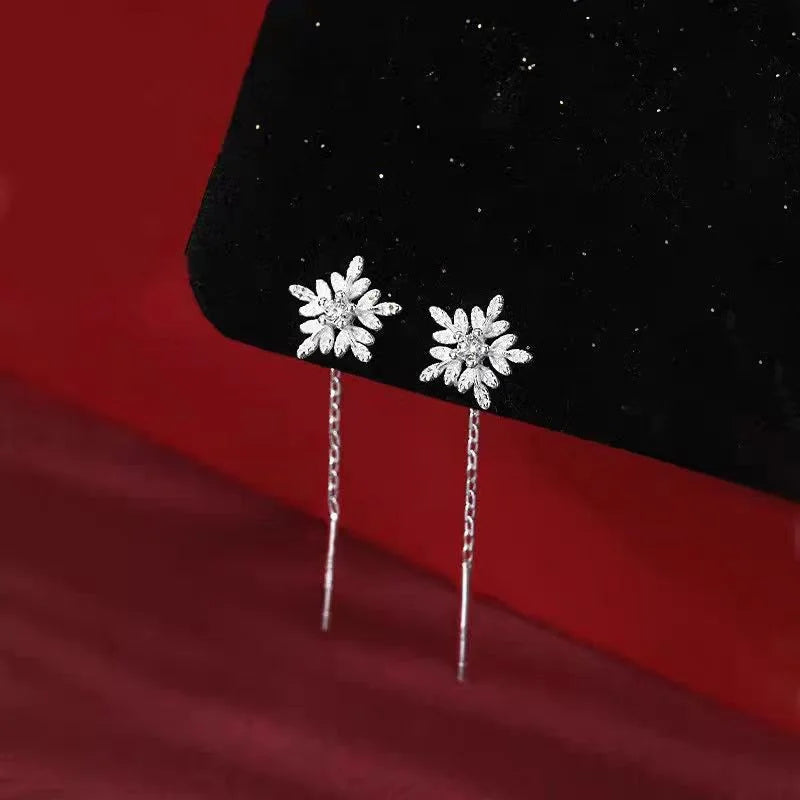 Boucles d’oreilles femme en argent 925 – Flocon de neige avec pompon long.