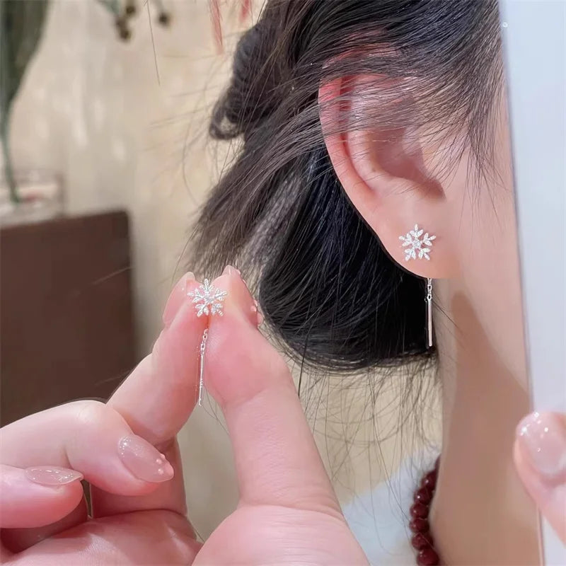 Boucles d’oreilles femme en argent 925 – Flocon de neige avec pompon long.