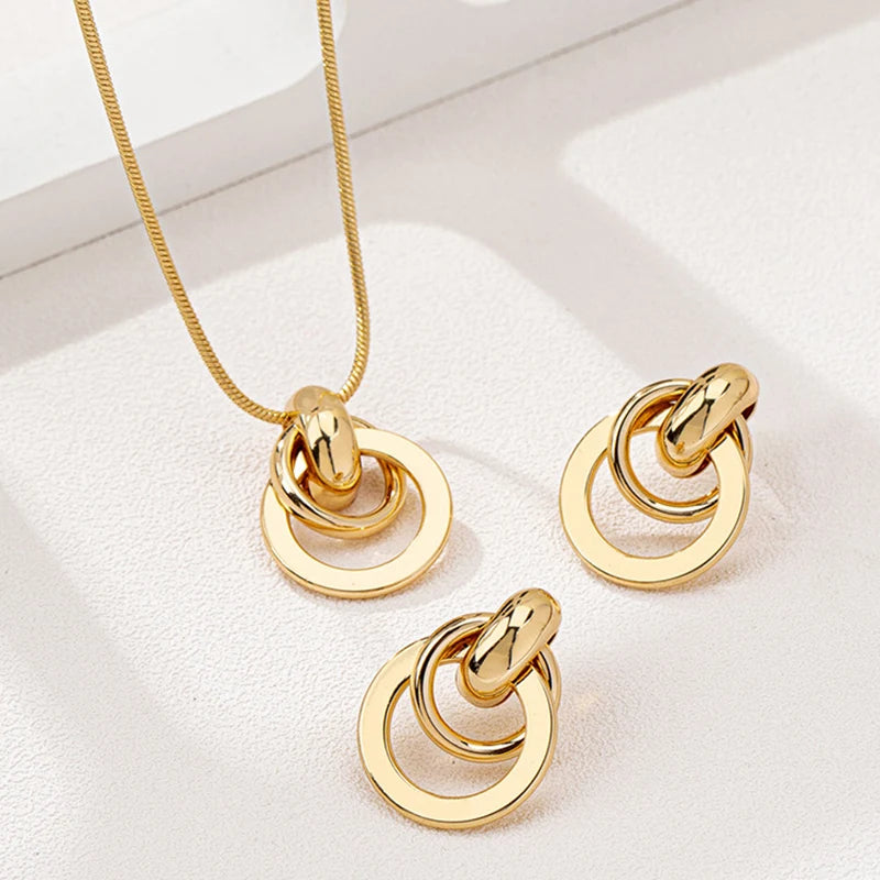 Ensemble ORZEL – Boucles & pendentif ronds, style punk chic.